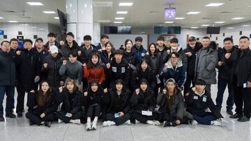 Esquiadores surcoreanos saludan en el aeropuerto de Yangyang, en la costa este de Corea del Sur, en el distrito de Yangyang hoy, mi&eacute;rcoles 31 de enero de 2018, antes de partir hacia el aeropuerto de Kalma en la ciudad noroccidental de Wonsan en direcci&oacute;n a la estaci&oacute;n de esqu&iacute; Masikryong.