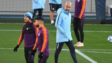 Guardiola observa el entrenamiento del Manchester City.