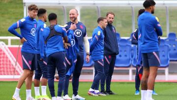 Southgate entrena a Inglateerra en la previa ante Hungr&iacute;a.