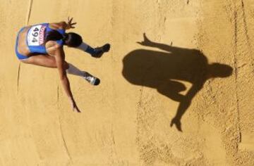 Simona La Mantia compitiendo en triple salto femenino ronda de clasificación en el Campeonato Mundial de Atletismo de la IAAF en el estadio Luzhniki de Moscú