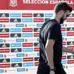 Gritos de "Viva la Guardia Civil" y "fuera Piqué" en Las Rozas