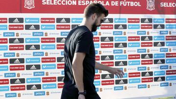 El jugador Gerard Piqu&eacute; a su llegada a la concentraci&oacute;n de la selecci&oacute;n espa&ntilde;ola de cara a los partidos ante Albania e Israel de clasificaci&oacute;n para el Mundial de Rusia 2018.