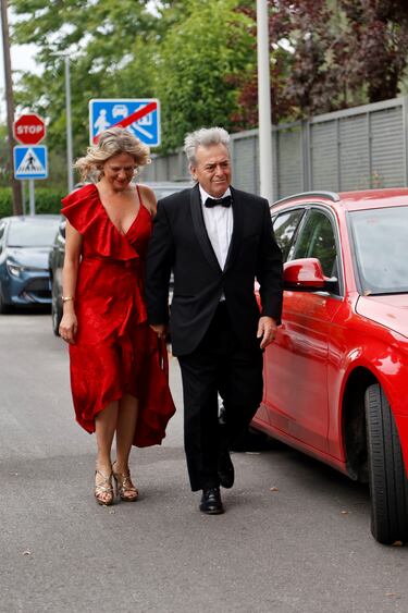 Rafael Muñoz y su mujer llegan a la boda.