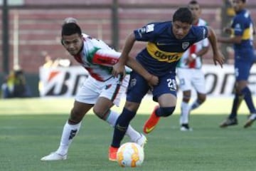 l jugador de Palestino Paulo Diaz, izquierda, disputa el balon con Sebastian Palacios de Boca Juniors durante el partido del grupo 5 de la Copa Libertadores en el estadio Santa Laura de Santiago, Chile.