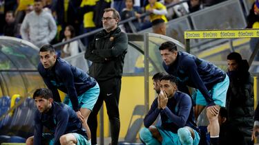 Soccer Football - LaLiga - Las Palmas v FC Barcelona - Estadio Gran Canaria, Las Palmas, Spain - January 4, 2024 FC Barcelona's Robert Lewandowski, Ferran Torres, Raphinha, Sergi Roberto and teammates as Ilkay Gundogan prepares to take a penalty which he subsequently scored for their second goal REUTERS/Borja Suarez
