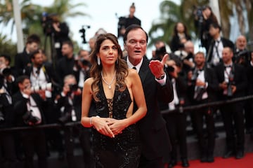 Quentin Tarantino y Daniella Pick posan en la alfombra roja durante la llegada a la proyección de la película "Nouvelle Vague", en competición en el 78º Festival de Cine de Cannes.