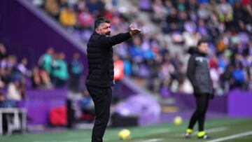 VALLADOLID, SPAIN - JANUARY 29: Gennaro Gattuso, Head Coach of Valencia CF, gives the team instructions during the LaLiga Santander match between Real Valladolid CF and Valencia CF at Estadio Municipal Jose Zorrilla on January 29, 2023 in Valladolid, Spain. (Photo by Angel Martinez/Getty Images)