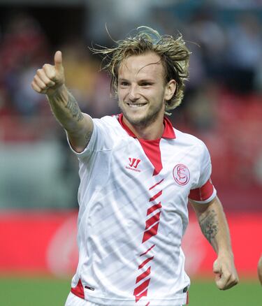 2,50 millones de euros pagó el Sevilla al FC Schalke 04. Tras ello lo vendió al Barcelona por 18 millones de euros. Volvió al Sevilla en 2020.