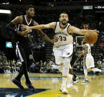 Marc Gasol disputa el balón con Jason Thompson.










