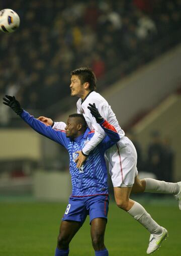 En 2010, Shanghái Shenhua lo adquirió y en su primera temporada anotó 20 goles en 28 partidos, siendo el máximo goleador de la Superliga en esa campaña. Al año siguiente bajó su rendimiento y se fue del equipo con 44 encuentros y 25 goles. Luego en 2018 regresó a Dalian Yifang pero apenas marcó tres tantos en 11 partidos.