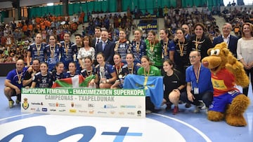 Las jugadoras del Super Amara Bera Bera celebran el t&iacute;tulo de la Supercopa de Espa&ntilde;a.