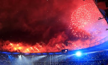 Vista general de los juegos pirotécnicos durante la ceremonia de clausura de los XXIII Juegos Centroamericanos y del Caribe hoy, viernes 3 de agosto de 2018, en el estadio Metropolitano Roberto Meléndez, en Barranquilla (Colombia). Barranquilla despide oficialmente la edición 23 de los Juegos Centroamericanos y del Caribe que dejaron a México como el país vencedor con 132 oros, a Cuba en segundo puesto con 102 y la delegación anfitriona, Colombia, en tercer lugar con 79.