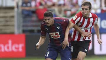 Capa luchando con Córdoba.