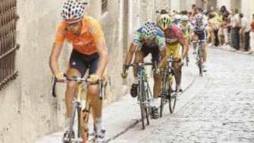 <b>APERITIVO EN CUENCA. </b>Samuel Sánchez marca el ritmo del grupo durante la ascensión al Alto del Castillo por las calles de Cuenca.