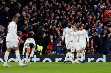 Los jugadores del Real Madrid tras primer tanto de Alexis Mac Allister.