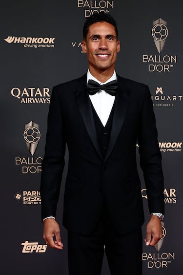 El exfutbolista francés Raphaël Varane posa a su llegada antes de la ceremonia de entrega del Balón de Oro 2025.