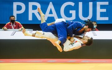 Espectacular instantánea en la que el ruso Mikhail Igolnikov (azul) compite con el español Nikoloz Sherazadishvili durante los cuartos de final de la categoría de peso masculino de menos de 90 kg en el Campeonato Europeo de Judo que se ha disputado en Praga.