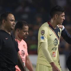 Edson Álvarez tuvo que ser sustituido por golpe en la rodilla