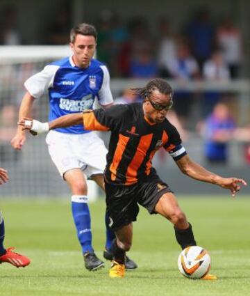 El extraordinario volante de Holanda llegó a Barnet, de la cuarta división de Inglaterra, en 2012 para un rol de jugador-entrenador, donde renunció en 2014 tras una serie de polémicas.