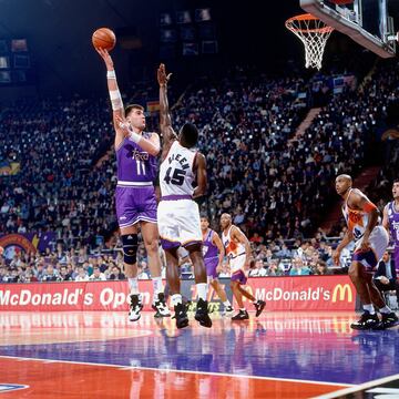 Los Suns de Charles Barkley en 1993, también en el Open McDonald’s, fueron en Múnich el segundo adversario NBA de los blancos: 115-145 (66-70 al descanso tras una salida en tromba del Madrid). Barkley y Arvydas Sabonis, 24 tantos cada uno. El lituano dominó hasta que las faltas personales le sacaron del duelo. Joe Arlauckas y Cargol lucieron también.