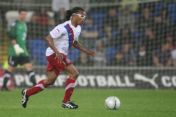 Las míticas gafas del jugador nacido en Paramaribo, capital de Surinam, pasaron también por el Selhurst Park. Tras ello se marchó al Barnet donde finalmente se retiró. 