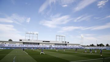 Panorámica del estadio Alfredo Di Stéfano antes del inicio del encuentro. El Real Madrid recuerda a las víctimas por la Covid-19 en una pancarta puesta en uno de los laterales del campo. 