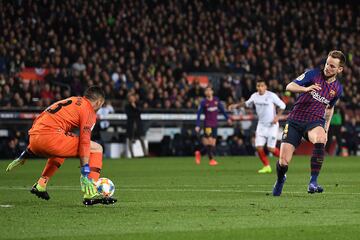 2-0. Juan Soriano no pudo evitar el segundo go de Ivan Rakitic.