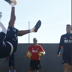 Mira la chilena de Jeison Murillo en práctica de Valencia