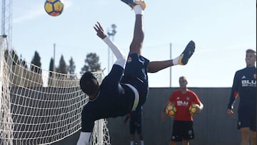 Jeison Murillo hace chilena en entrenamiento del Valencia