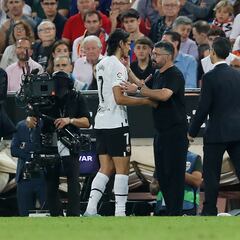 El tobillo vuelve a frenar a Cavani