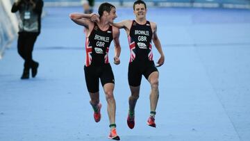 Alistair Brownlee ayuda a su hermano Jonathan Brownlee a cruzar la línea de meta tras el desvanecimiento que sufrió a pocos metros de la llegada.