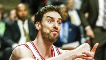 Pau Gasol protesta una decis&oacute;n arbitral.