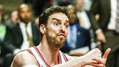 Pau Gasol protesta una decis&oacute;n arbitral.