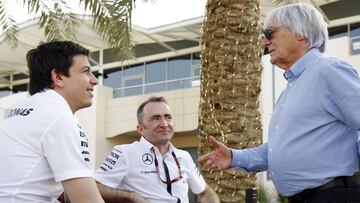 Toto Wolff y Paddy Lowe, de Mercedes, con Ecclestone. | Reuters