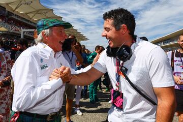 Jackie Stewart y el golfista Rory McIlroy se saludan antes del Gran Premio de F1 de Estados Unidos en el Circuito de las Américas.