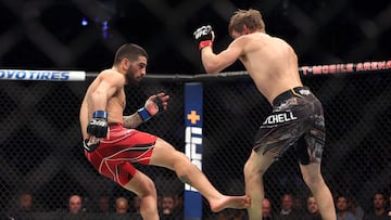 Ilia Topuria patea a Bryce Mitchell durante su pelea en el UFC 282 en el T-Mobile Arena de Las Vegas, Nevada.