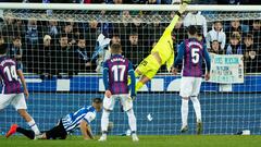 Zidane despeja un balón ante el Alavés