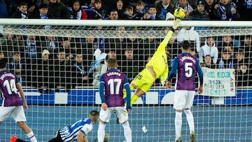 Zidane despeja un balón ante el Alavés