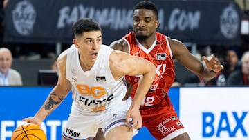 El base italiano del Basquet Girona Pepe Vildoza (i) es defendido por el base belga del Baxi Manresa Retin Obasohan, durante el encuentro de la jornada 13 de la Liga Endesa entre el Baxi Manresa y el Bàsquet Girona, este viernes en el Pabellón Nou Congost de Manresa.