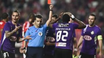 HABITUAL. Advincula se indigna por su expulsi&oacute;n ante el Benfica.
 