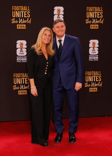 El ex futbolista Javier Zanetti  y su mujer Paula Zanetti.