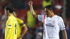 El delantero colombiano del Sevilla, Carlos Bacca, celebra el primer gol del equipo sevillista, durante el partido de vuelta de octavos de final de la Liga Europa, que disputan esta noche frente al Villarreal en el estadio Ram&oacute;n S&aacute;nchez-Pizju&aacute;n.