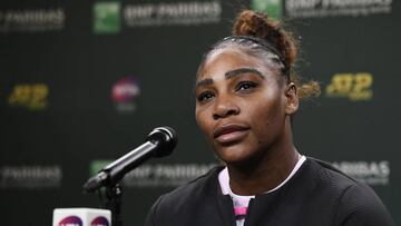 Serena Williams habla en rueda de prensa en Indian Wells.