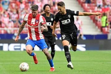 Rodrigo De Paul con el balón perseguido por Fidel Chaves.