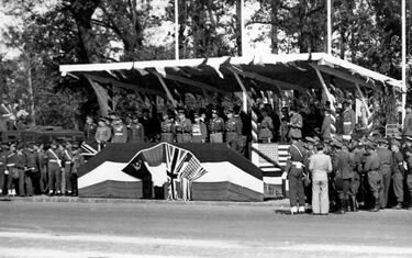 El equipo berlinés vivió buenos años como equipo en la época de la II Guerra Mundial hasta la llegada de los Aliados que disolvieron todos los clubes deportivos. Se tuvieron que volver a fundar en una ciudad dividida en cuatro zonas. En la foto, el Desfile de la Victoria Aliada, Berlín, 1945.