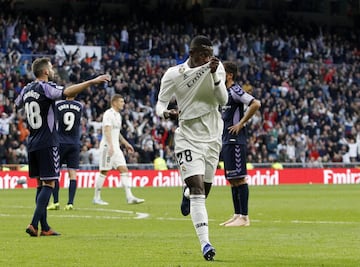 El jugador brasileño del Real Madrid Vinicius celebra el 1-0 besándose la camiseta.