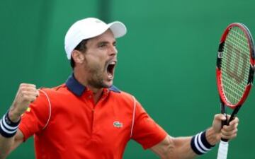 El tenista español Roberto Bautista celebra su victoria ante Gilles Muller de Luxemburgo, ya pisa los cuartos de final.