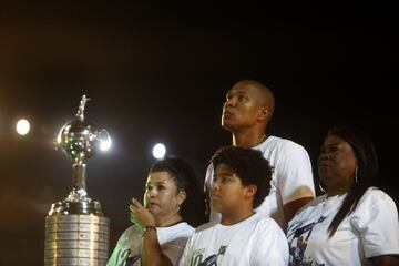 Así fue la emotiva despedida de Alexis Henríquez en el Atanasio Girardot. El central que hizo historia con Atlético Nacional fue ovacionado por miles de hinchas del club que retiró el número 12.