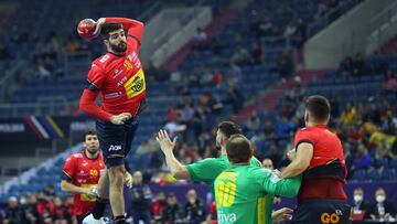 Krakow (Poland), 12/01/2023.- Imanol Garcindia Alustiza (L) of Spain in action during the 2023 IHF Men'Äôs Handball World Championship group A match between Spain and Montenegro, in Krakow, Poland, 12 January 2023. (Balonmano, Polonia, España, Cracovia) EFE/EPA/Lukasz Gagulski POLAND OUT
