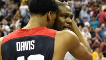 Anthony Davis y Kevin Durant se abrazan durante la concentración de Estados Unidos para el Mundial.